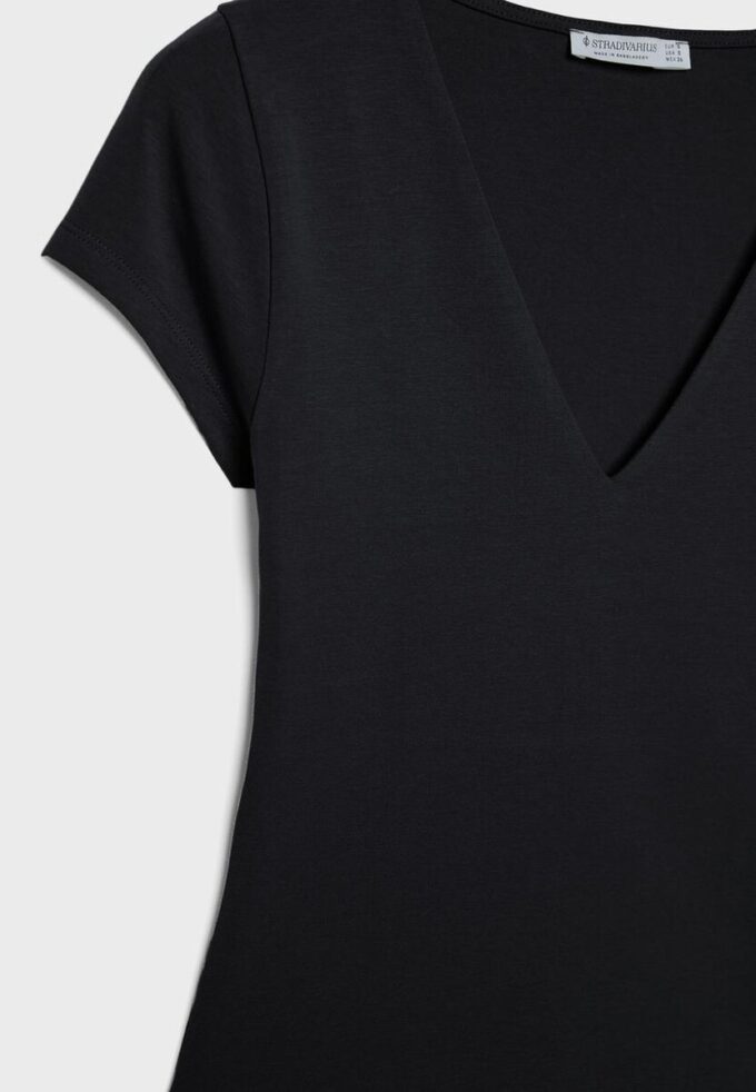 T-Shirt mit V-Ausschnitt und kurzen Ärmeln T-Shirt mit V-Ausschnitt und kurzen Ärmeln