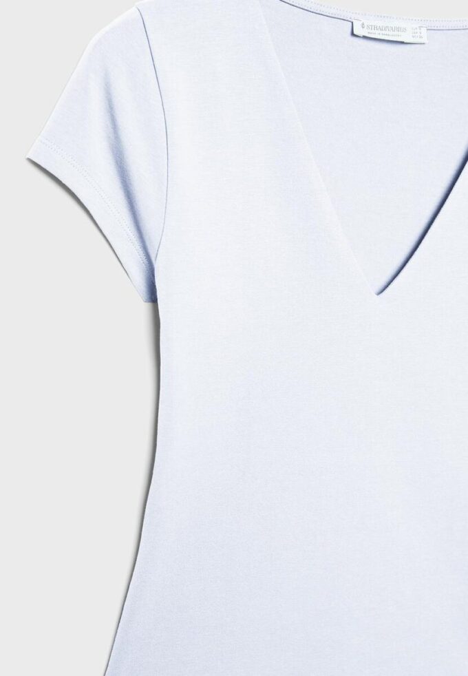 T-Shirt mit V-Ausschnitt und kurzen Ärmeln T-Shirt mit V-Ausschnitt und kurzen Ärmeln