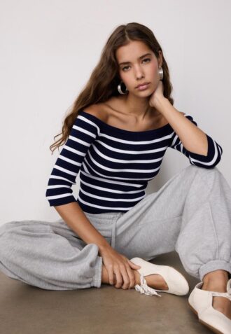 Taillierter gestreifter Strickpullover