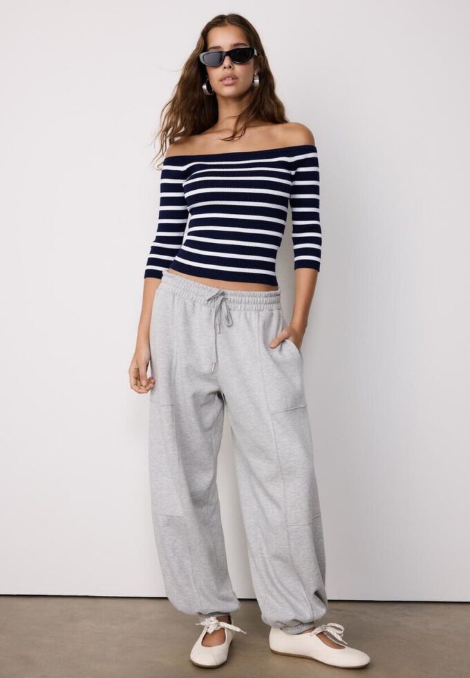 Taillierter gestreifter Strickpullover Taillierter gestreifter Strickpullover
