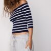Taillierter gestreifter Strickpullover Taillierter gestreifter Strickpullover