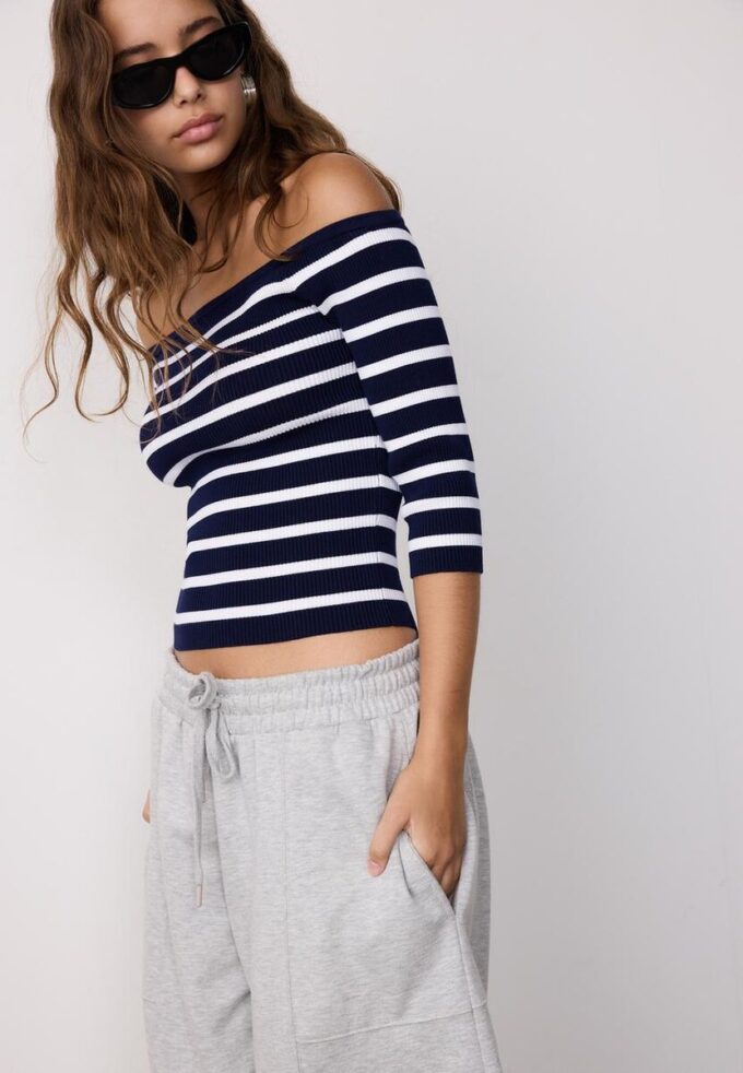 Taillierter gestreifter Strickpullover Taillierter gestreifter Strickpullover