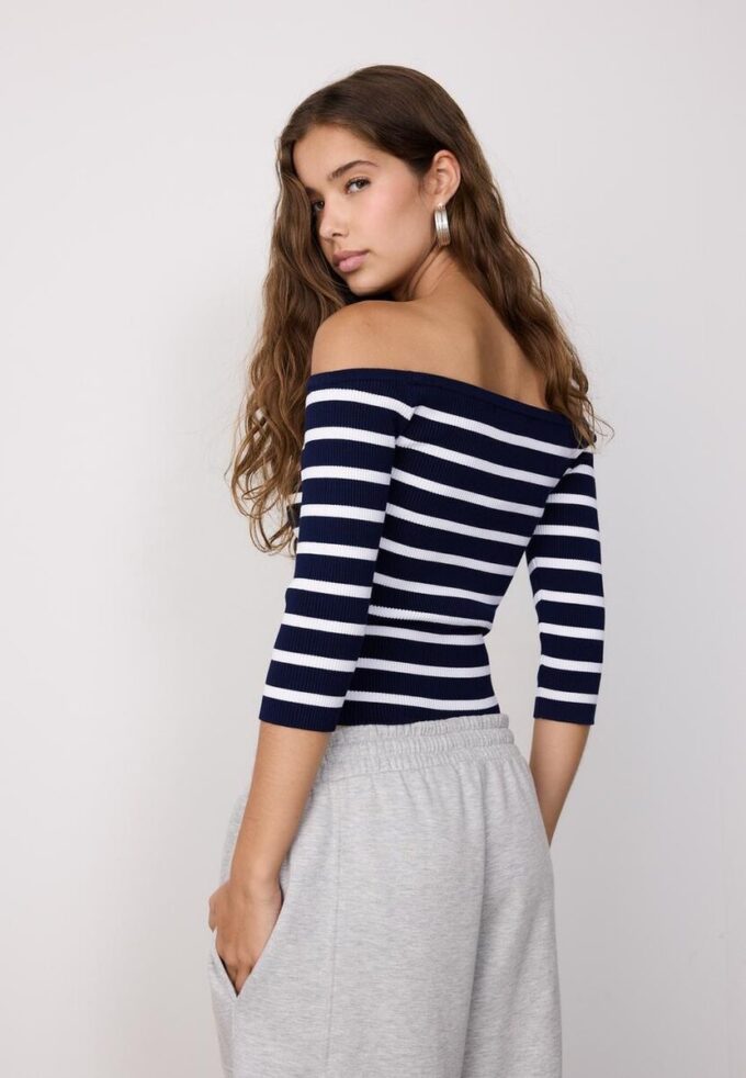 Taillierter gestreifter Strickpullover Taillierter gestreifter Strickpullover
