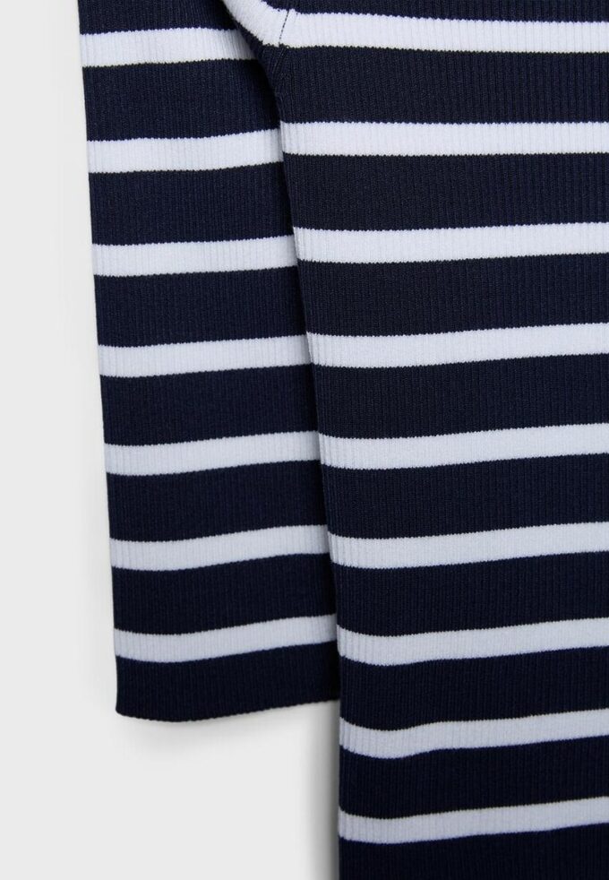 Taillierter gestreifter Strickpullover Taillierter gestreifter Strickpullover