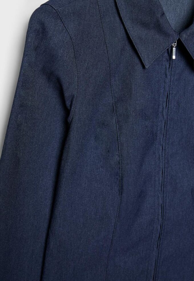 Tailliertes Denim-Hemd aus Bengaline mit doppeltem Reißverschluss Tailliertes Denim-Hemd aus Bengaline mit doppeltem Reißverschluss