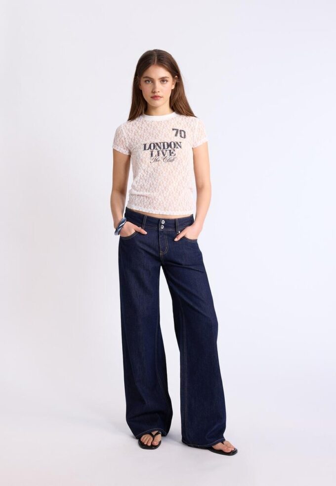 Tailliertes T-Shirt mit Spitze und grafischem Detail Tailliertes T-Shirt mit Spitze und grafischem Detail