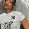 Tailliertes T-Shirt mit Spitze und grafischem Detail Tailliertes T-Shirt mit Spitze und grafischem Detail
