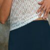 Tailliertes T-Shirt mit Spitze und grafischem Detail Tailliertes T-Shirt mit Spitze und grafischem Detail