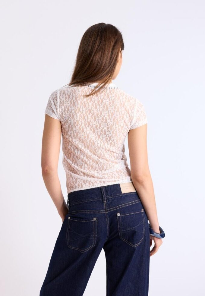 Tailliertes T-Shirt mit Spitze und grafischem Detail Tailliertes T-Shirt mit Spitze und grafischem Detail