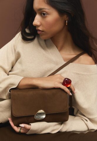 Tasche aus Kunstwildleder mit asymmetrischem Metallverschluss