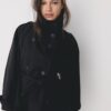 Trenchcoat mit hohem Kragen Trenchcoat mit hohem Kragen