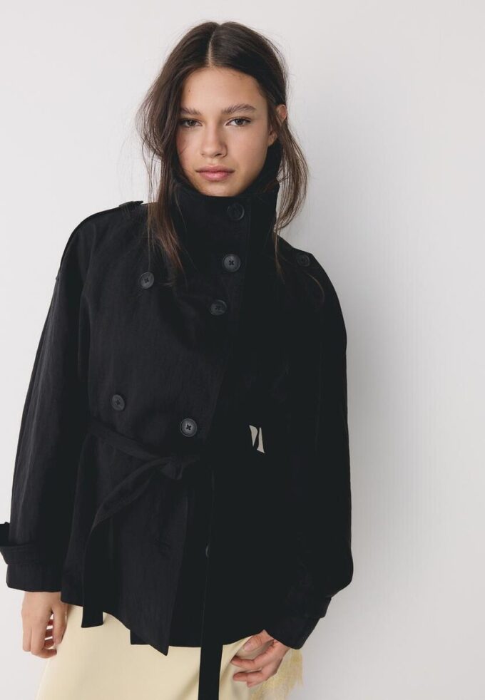 Trenchcoat mit hohem Kragen Trenchcoat mit hohem Kragen