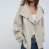 Trenchcoat mit hohem Kragen Trenchcoat mit hohem Kragen