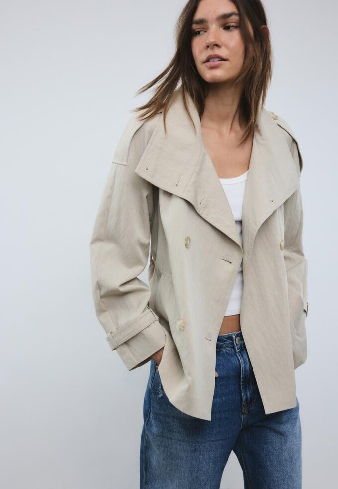 Trenchcoat mit hohem Kragen Trenchcoat mit hohem Kragen