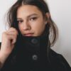 Trenchcoat mit hohem Kragen Trenchcoat mit hohem Kragen