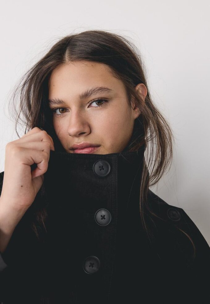 Trenchcoat mit hohem Kragen Trenchcoat mit hohem Kragen