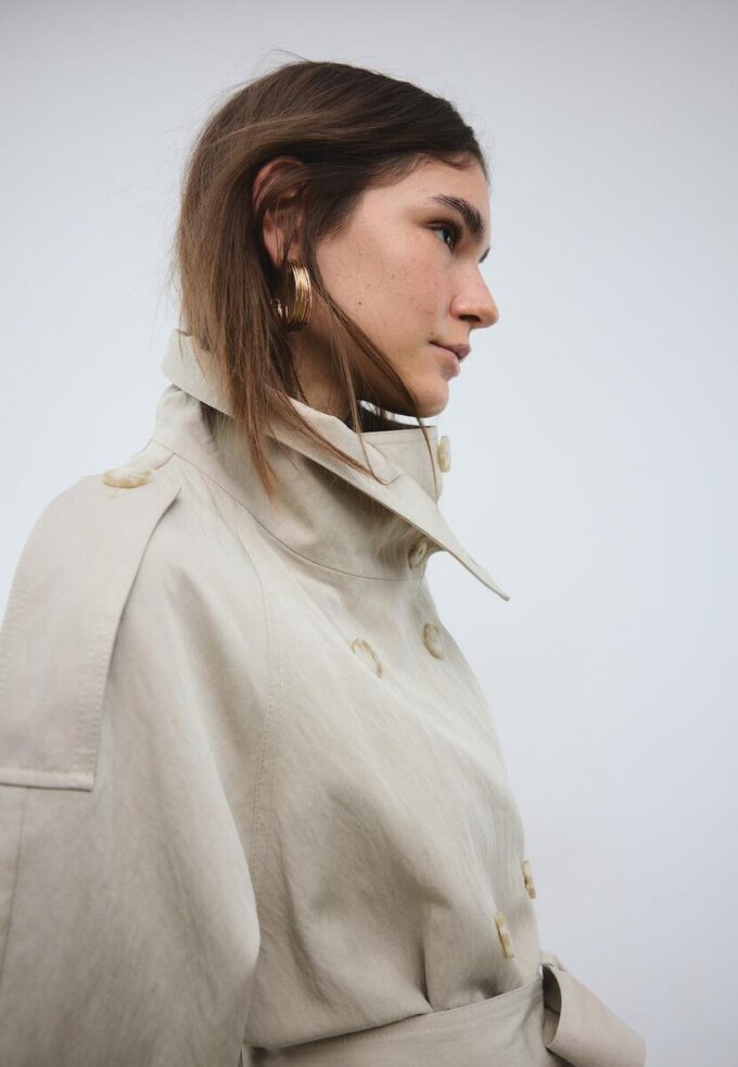 Trenchcoat mit hohem Kragen Trenchcoat mit hohem Kragen