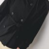 Trenchcoat mit hohem Kragen Trenchcoat mit hohem Kragen