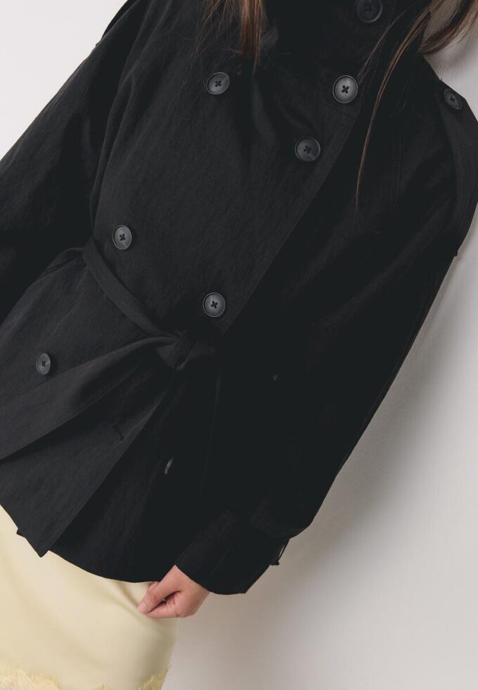 Trenchcoat mit hohem Kragen Trenchcoat mit hohem Kragen