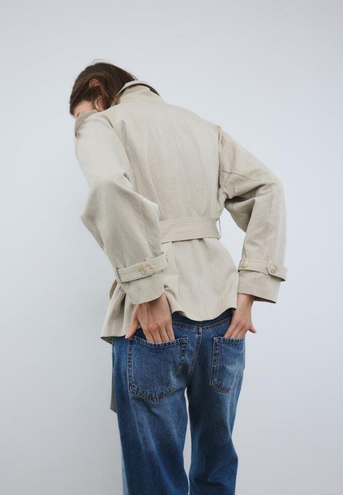 Trenchcoat mit hohem Kragen Trenchcoat mit hohem Kragen