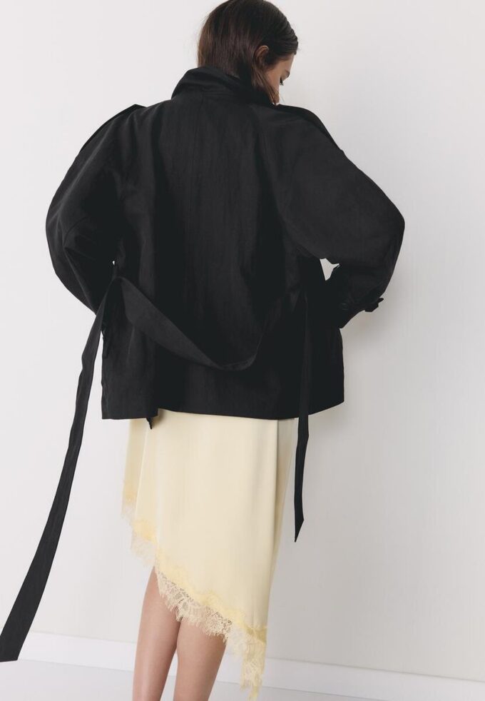 Trenchcoat mit hohem Kragen Trenchcoat mit hohem Kragen