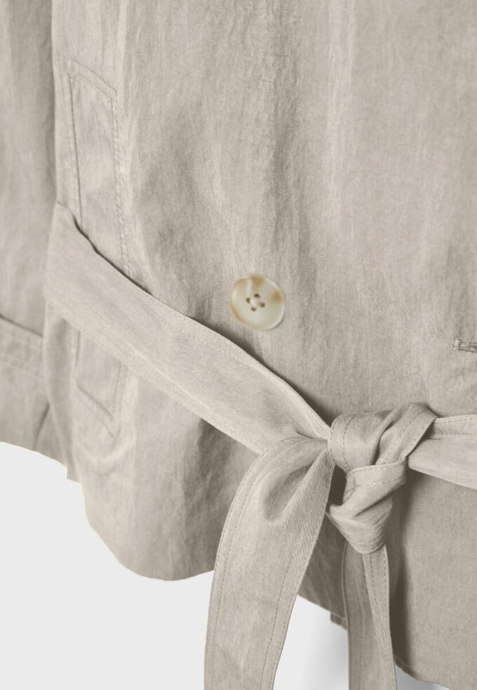 Trenchcoat mit hohem Kragen Trenchcoat mit hohem Kragen
