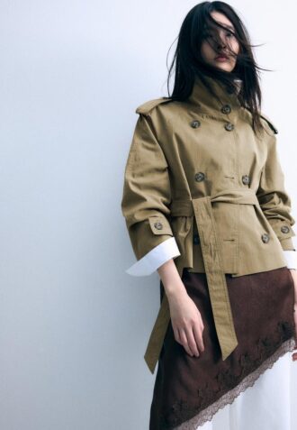 Trenchcoat mit hohem Kragen und Gürtel