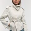 Trenchcoat mit hohem Kragen und Gürtel Trenchcoat mit hohem Kragen und Gürtel