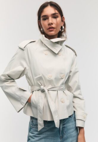 trenchcoat mit hohem kragen und grtel 1 330x477 - Trenchcoat mit hohem Kragen und G&uuml;rtel