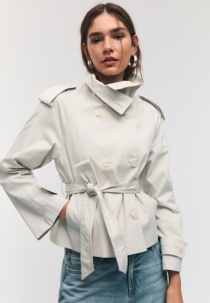 Trenchcoat mit hohem Kragen und Gürtel Trenchcoat mit hohem Kragen und Gürtel