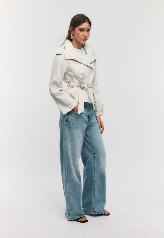 Trenchcoat mit hohem Kragen und Gürtel Trenchcoat mit hohem Kragen und Gürtel