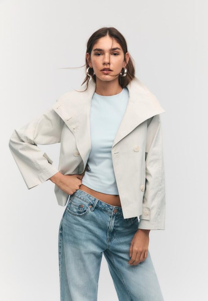 Trenchcoat mit hohem Kragen und Gürtel Trenchcoat mit hohem Kragen und Gürtel