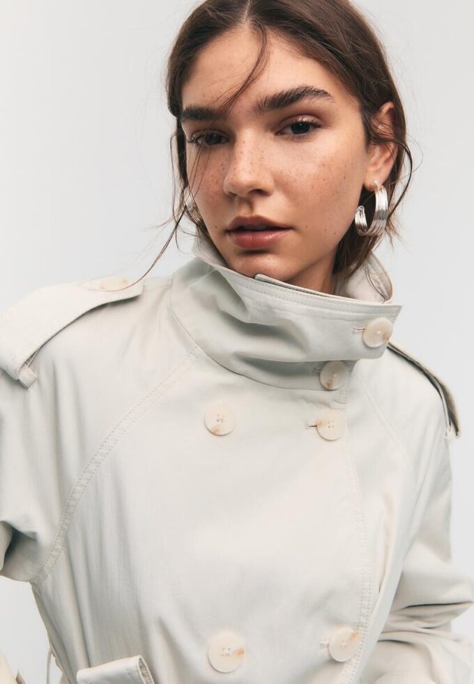 Trenchcoat mit hohem Kragen und Gürtel Trenchcoat mit hohem Kragen und Gürtel