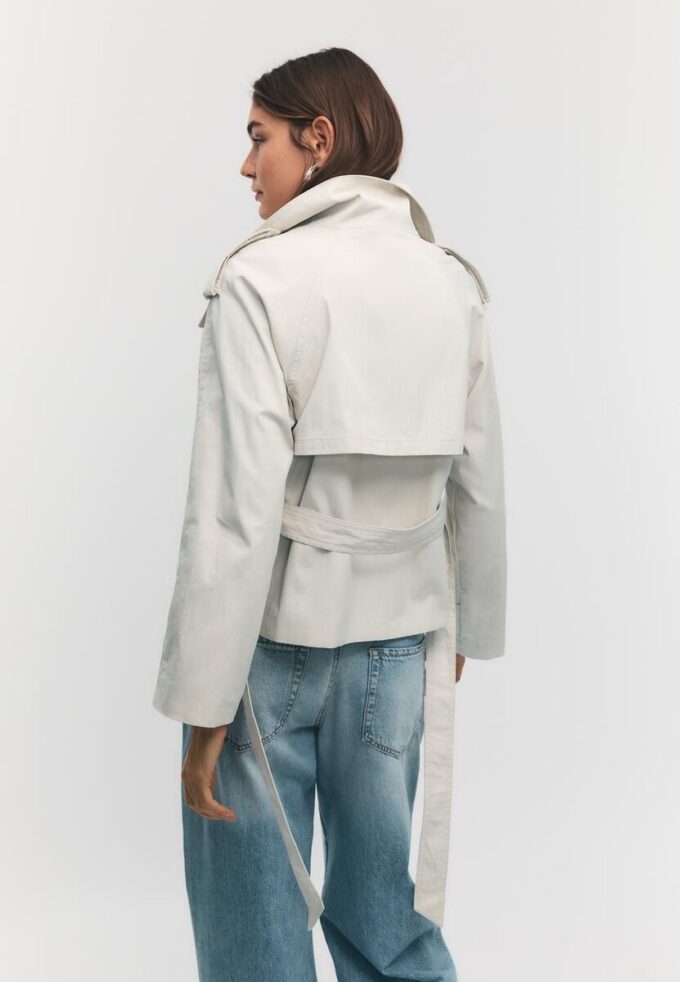 Trenchcoat mit hohem Kragen und Gürtel Trenchcoat mit hohem Kragen und Gürtel