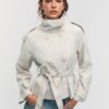 Trenchcoat mit hohem Kragen und Gürtel Trenchcoat mit hohem Kragen und Gürtel