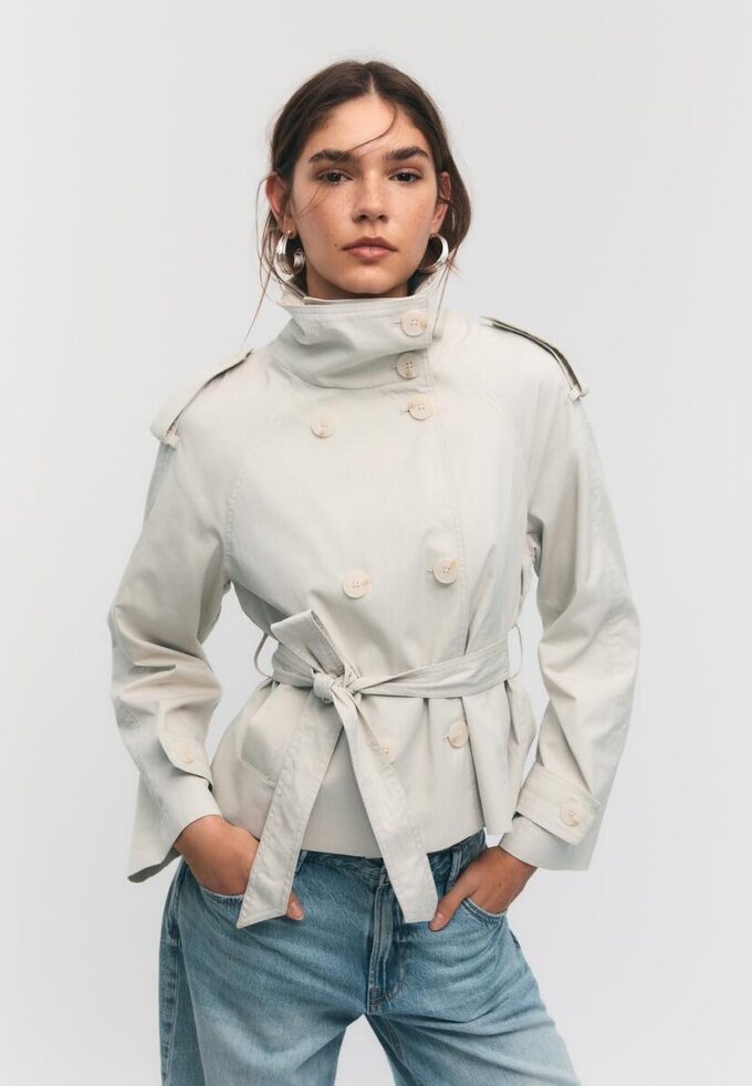 Trenchcoat mit hohem Kragen und Gürtel Trenchcoat mit hohem Kragen und Gürtel