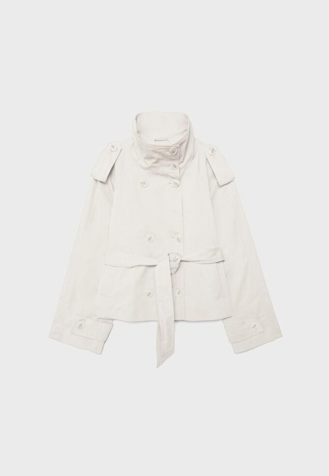 Trenchcoat mit hohem Kragen und Gürtel Trenchcoat mit hohem Kragen und Gürtel