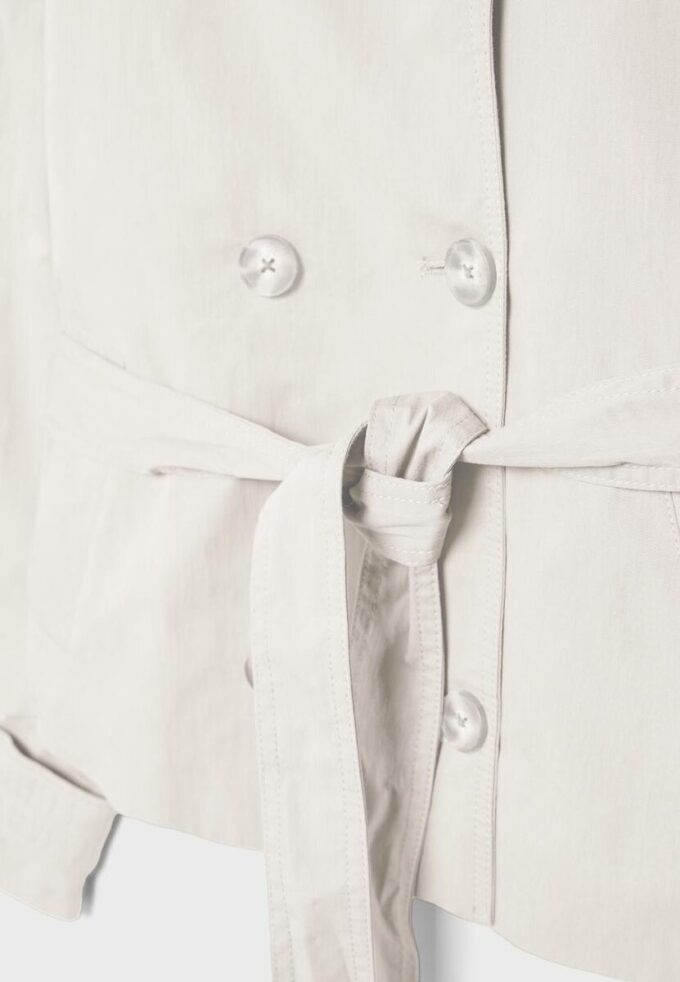 Trenchcoat mit hohem Kragen und Gürtel Trenchcoat mit hohem Kragen und Gürtel