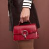 Umhängetasche mit rundem Verschluss