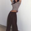 Weit geschnittene, taillierte Hose mit Abnähern Weit geschnittene, taillierte Hose mit Abnähern