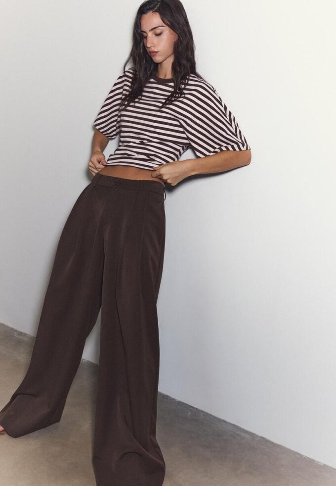 Weit geschnittene, taillierte Hose mit Abnähern Weit geschnittene, taillierte Hose mit Abnähern