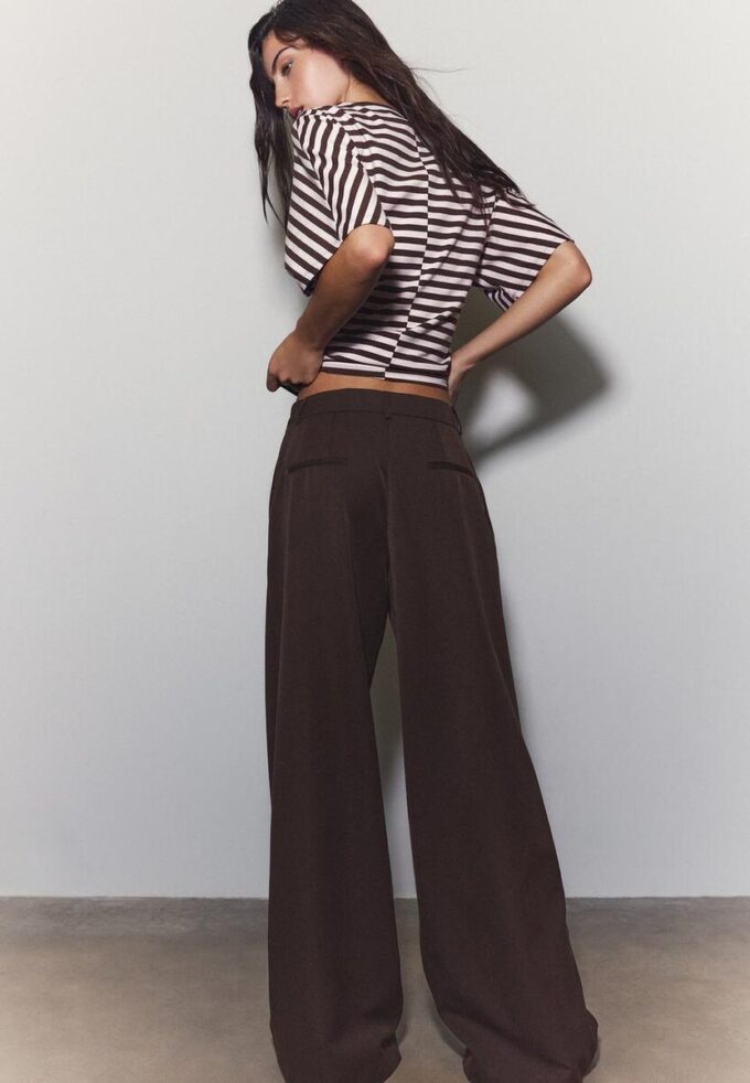 Weit geschnittene, taillierte Hose mit Abnähern Weit geschnittene, taillierte Hose mit Abnähern