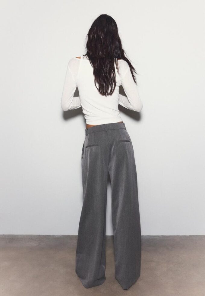 Weit geschnittene, taillierte Hose mit Abnähern Weit geschnittene, taillierte Hose mit Abnähern