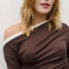 Zeilagiges, asymmetrisches Langarm-T-Shirt Zeilagiges, asymmetrisches Langarm-T-Shirt