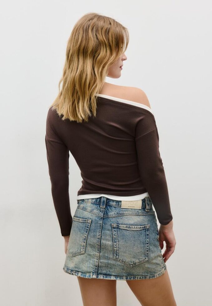 Zeilagiges, asymmetrisches Langarm-T-Shirt Zeilagiges, asymmetrisches Langarm-T-Shirt