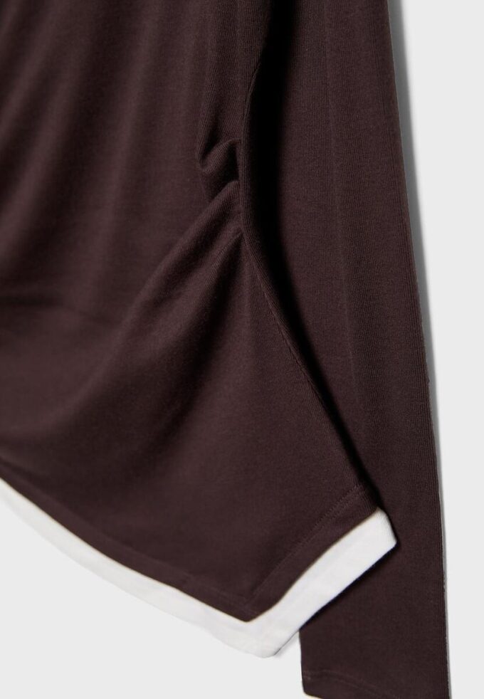 Zeilagiges, asymmetrisches Langarm-T-Shirt Zeilagiges, asymmetrisches Langarm-T-Shirt
