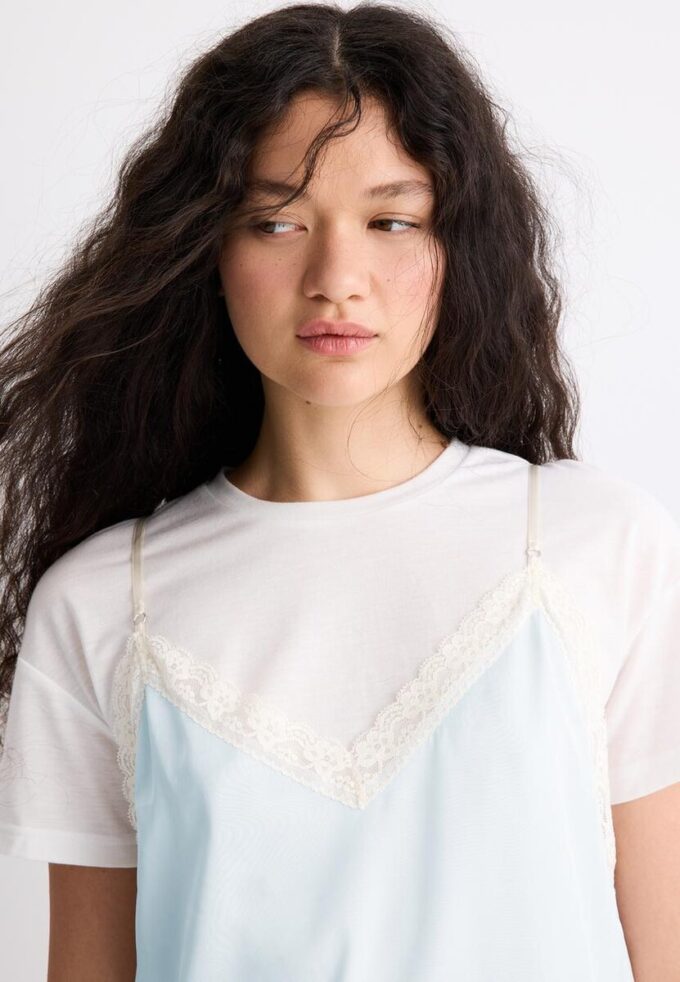 Zeilagiges Camisole-T-Shirt Zeilagiges Camisole-T-Shirt