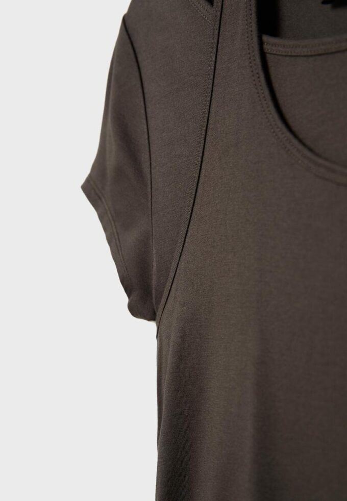 Zeilagiges Kurzarm-T-Shirt Zeilagiges Kurzarm-T-Shirt