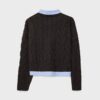 Zweifarbiger Strickpullover mit abnehmbarem Kragen Zweifarbiger Strickpullover mit abnehmbarem Kragen